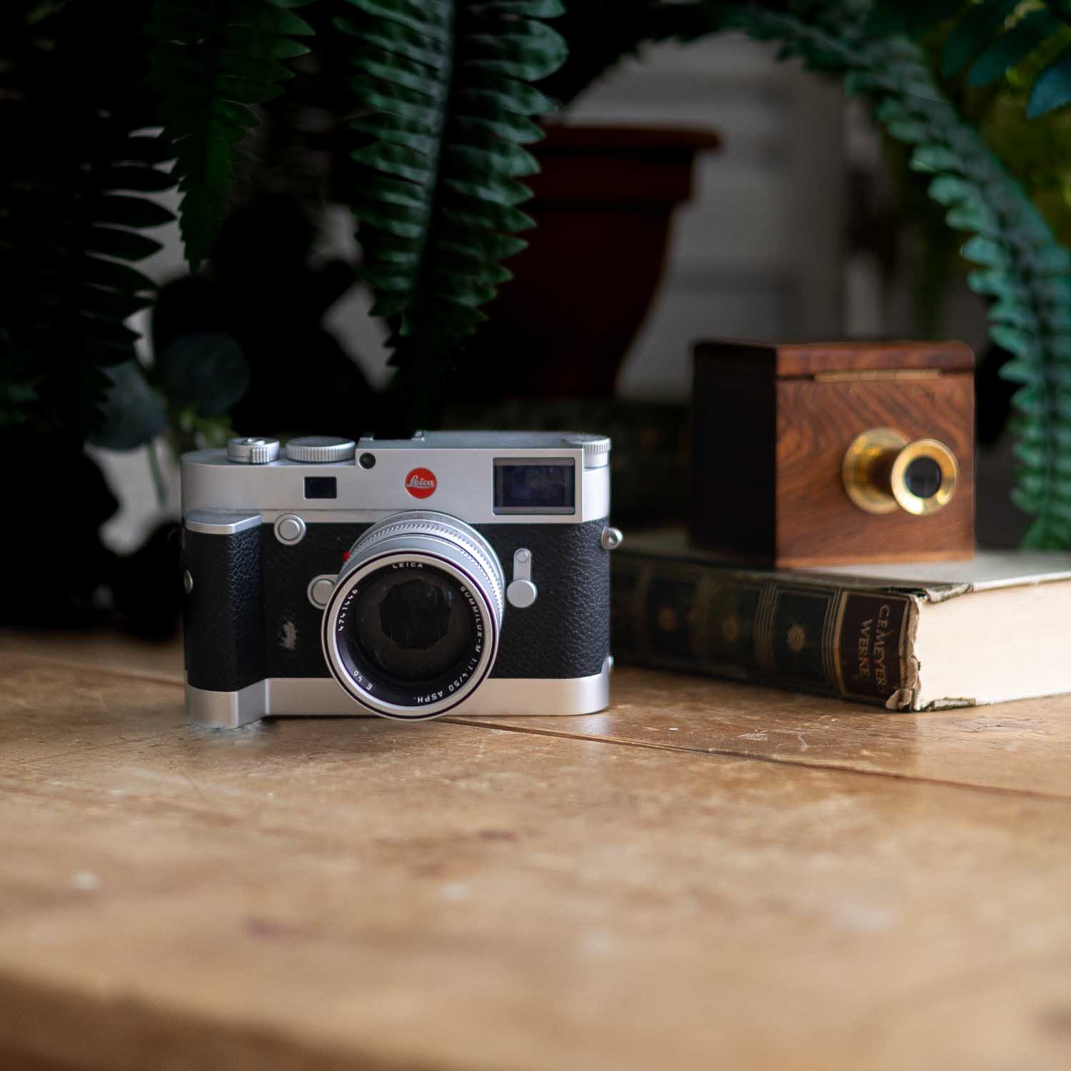 Digitalkamera und Camera Obscura auf Holztisch